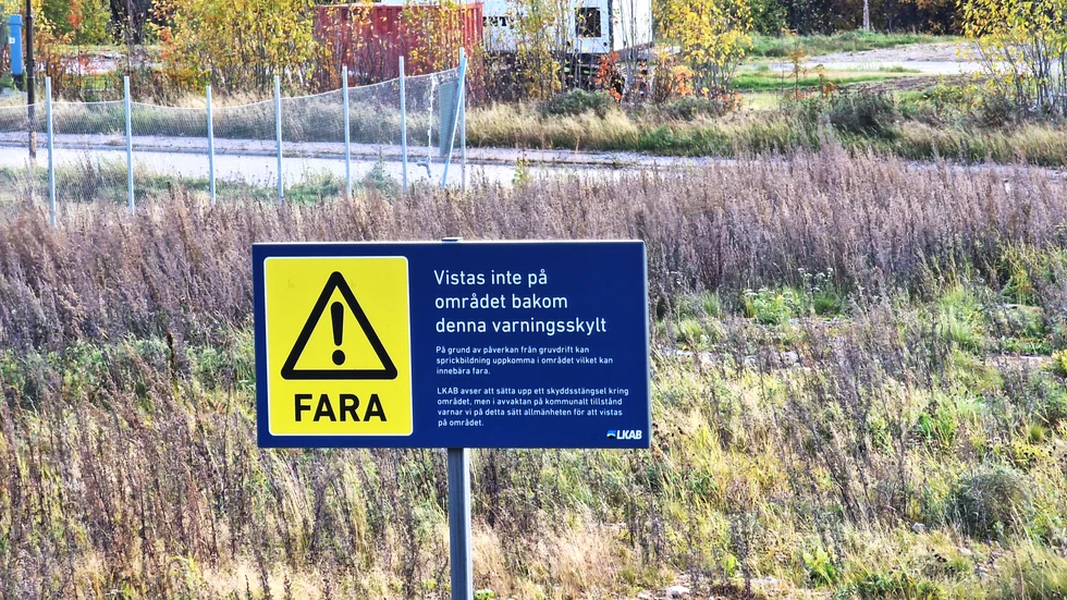 Skylten på området där Backes bor står ned mot gropen, den som vidgar sig mer och mer. 
