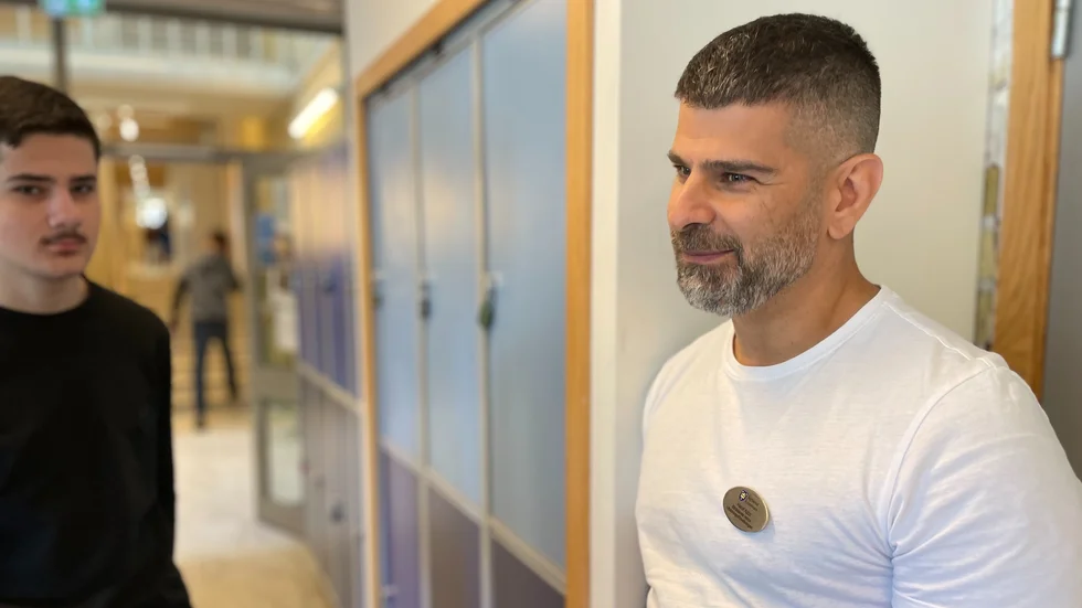 Hanif Azizi, 43, går runt och pratar med eleverna. Han är tidigare polis som nu anställts som biträdande rektor. "Skolan och polisen har sina olika roller och man får vara ödmjuk för att alla behövs och har ett bra samarbete. Det är ett kugghjul som måste gå ihop för att vi ska kunna göra ett bra arbete", säger han.
