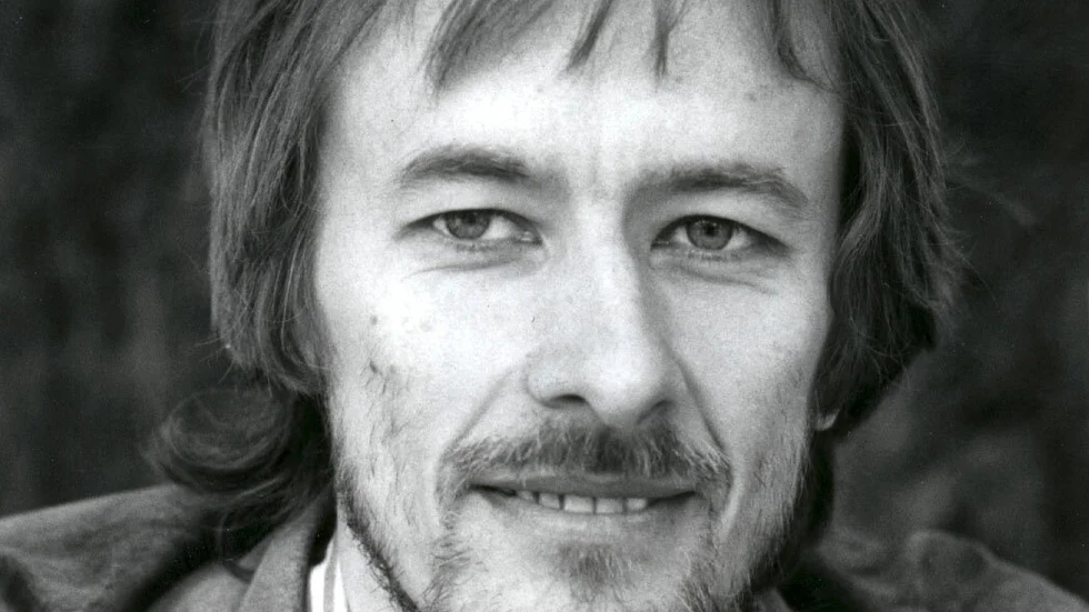 Kjell Höglund (född 1945 i Jämtland) är låtskrivare, sångare och författare. Totalt har han släppt 14 studioalbum. Hans senaste platta var "Pandoras ask" (2006).