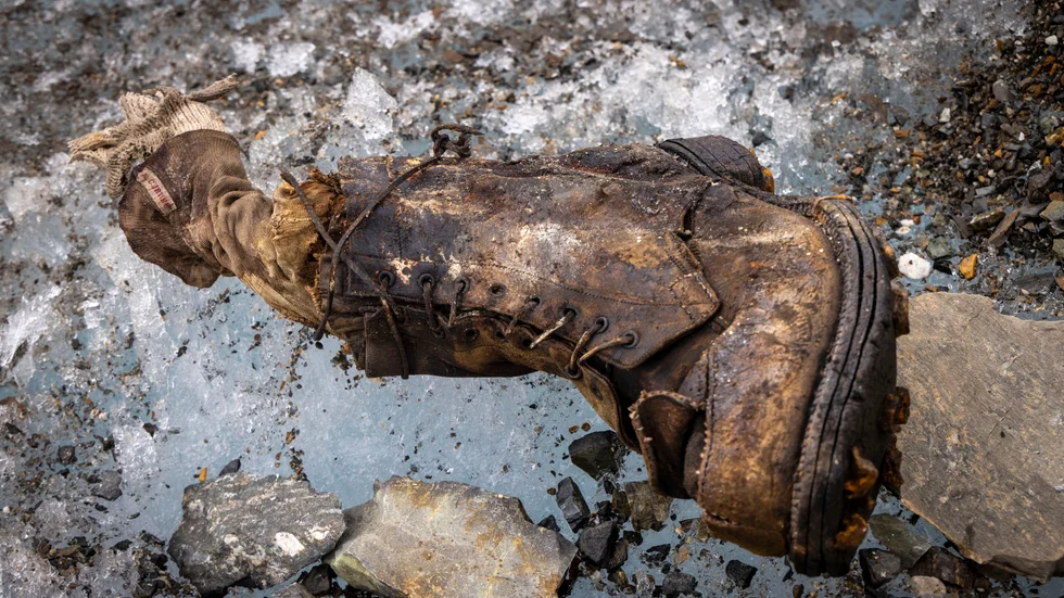 Mysteriet med vad som hände med George Mallory och Andrew Irvine på Mount Everest 1924 tros ha klarnat efter det att en fot hittats på platsen.