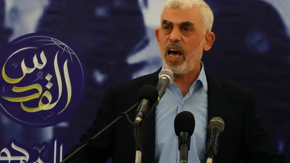 Yahya Sinwar håller tal i Gaza i april 2022. Arkivbild.