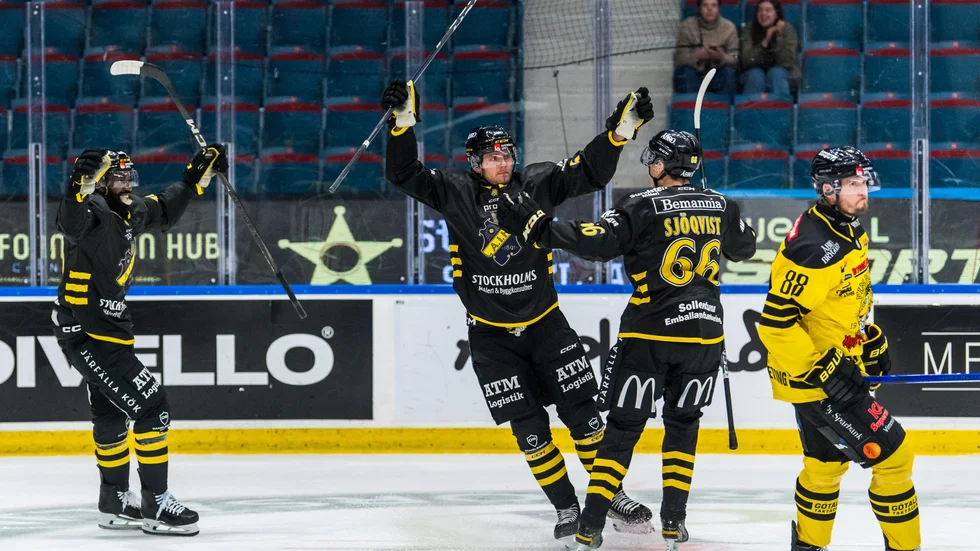 241009 AIKs Alfred Barklund jublar med lagkamraterna eter 2-0 under ishockeymatchen i Hockeyallsvenskan mellan AIK och Vimmerby den 9 oktober 2024 i Stockholm. 
Foto: Sara Damne  / BILDBYRÅN / kod SD / SD0010