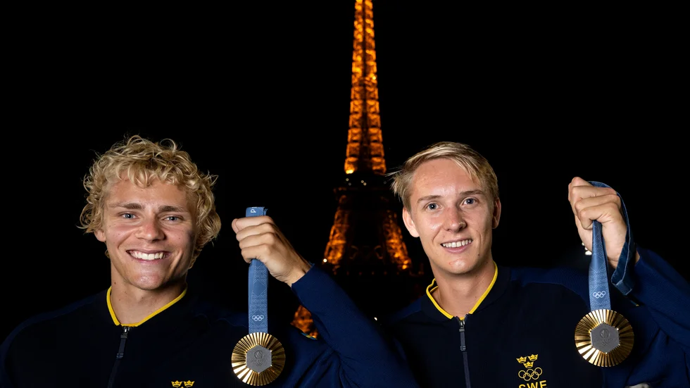 Beachvolleyduon David Åhman och Jonatan Hellvig med sina OS guld framför Eiffeltornet. Nu gör svenskarna tävlingscomeback efter succén i Paris. Arkivbild.