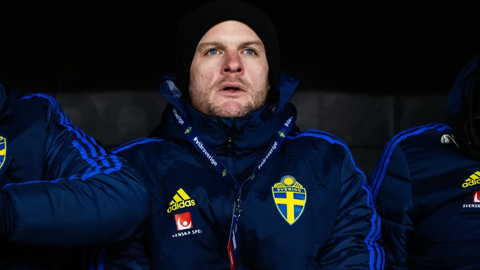 Parallellt med att vara akademitränare i IFK Norrköping har Jesper Sandberg varit verksam inom Svenska fotbollförbundet. Här syns han som assisterande tränare inför en EM-kvalmatch med P19-landslaget hösten 2023.
