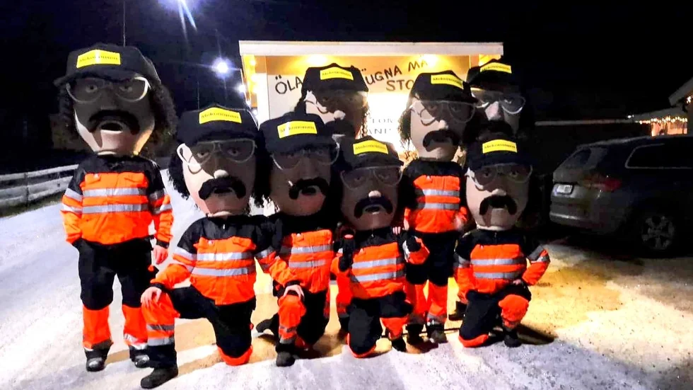 Däckstagänget när de var Stånkar-Tommy i Knutmasso. I gänget ingår Erik Eriksson, Erik Jarnerud, Erik Svärd, Jesper Engström, Philip Reiman, Victor Strömberg, Martin Grehn och Victor Westermark. 

