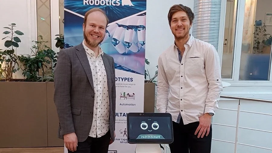 Fredrik Löfgren och Christoffer Johannesson tillsammans med roboten Elsa som tagits fram på Dyno Robotics. 