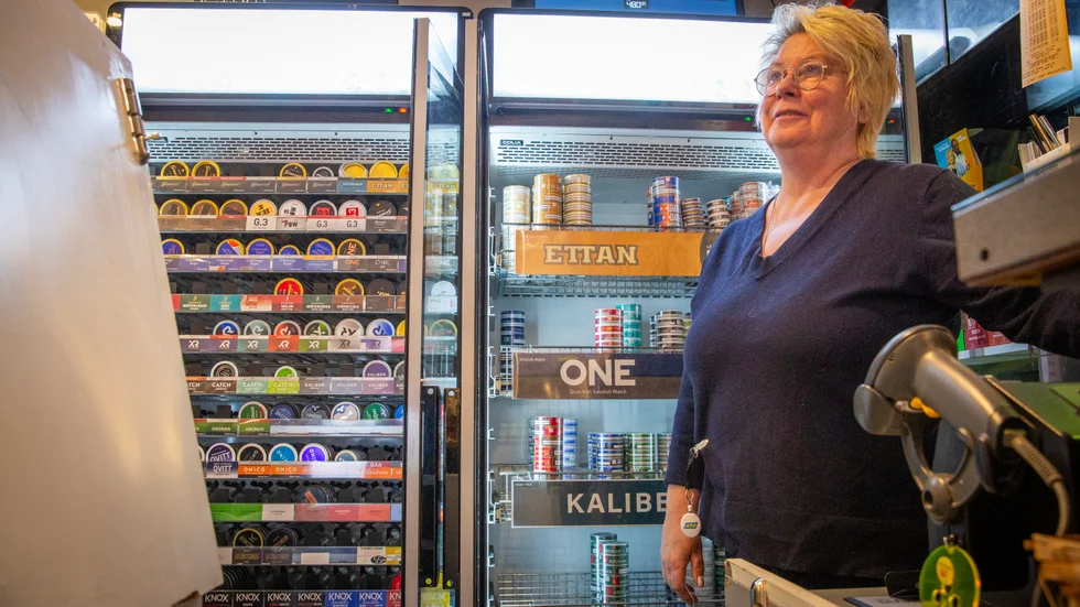 Ann-Charlotte Ekstedt driver Lännakiosken i Visby. Hon tycker det är sorgligt att Gotlandssnus produkter försvinner och tror att kunderna kommer att sakna dem.
