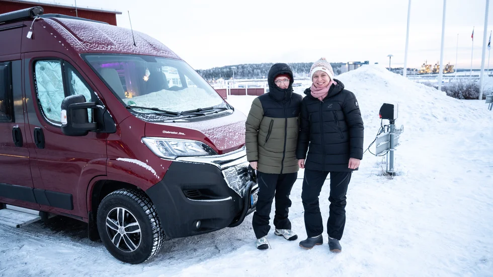 Susann Pfaff och Juliana Friedl räds inte kylan. Inne i husbilen är det varmt. 