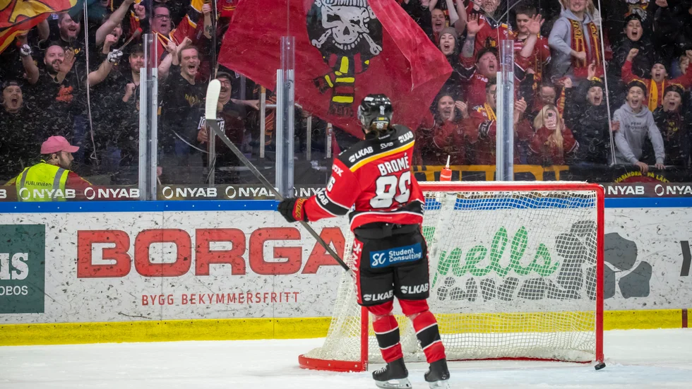 Mathias Bromé jublar med hemmafansen efter hans mål som betydde 4-0.
