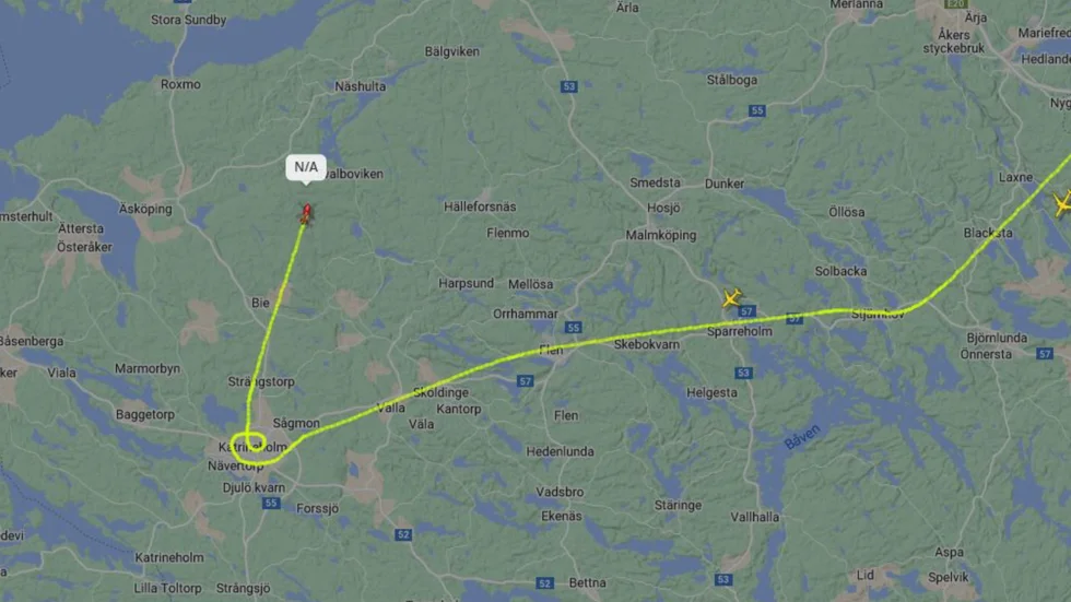 Polisens helikopter tog ett varv över Katrineholm innan den flög vidare mot Näshulta.