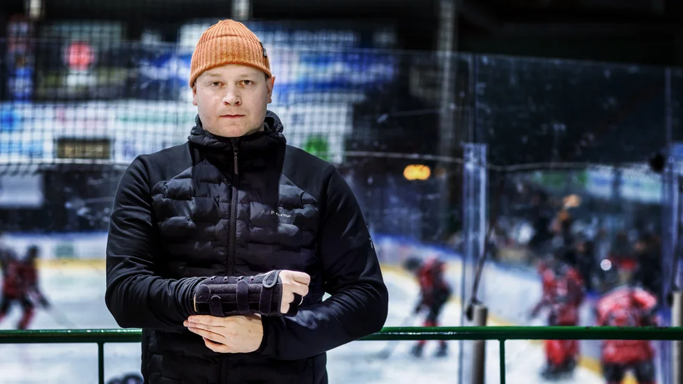 En skridskoskena skar djupt in i Robin Silverplatz arm under en hockeyträning. Tack vare snabbt agerande ledare och lagkamrater slutade den otäcka situationen lyckligt. 