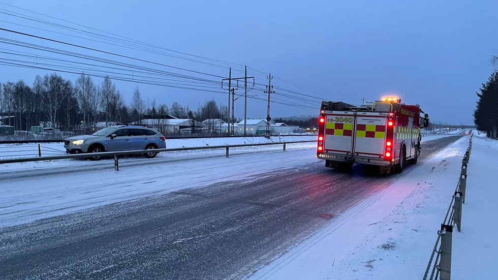 Räddningstjänst var snabbt på plats för att röja upp vägbanan och flytta bilen som kolliderat med mitträcket för att få igång trafikflödet på väg 97 igen.