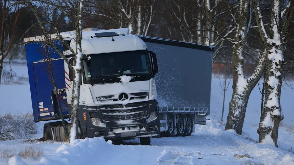 Lastbilsekipaget fick problem natten mot tisdagen, enligt chauffören i samband med ett möte.