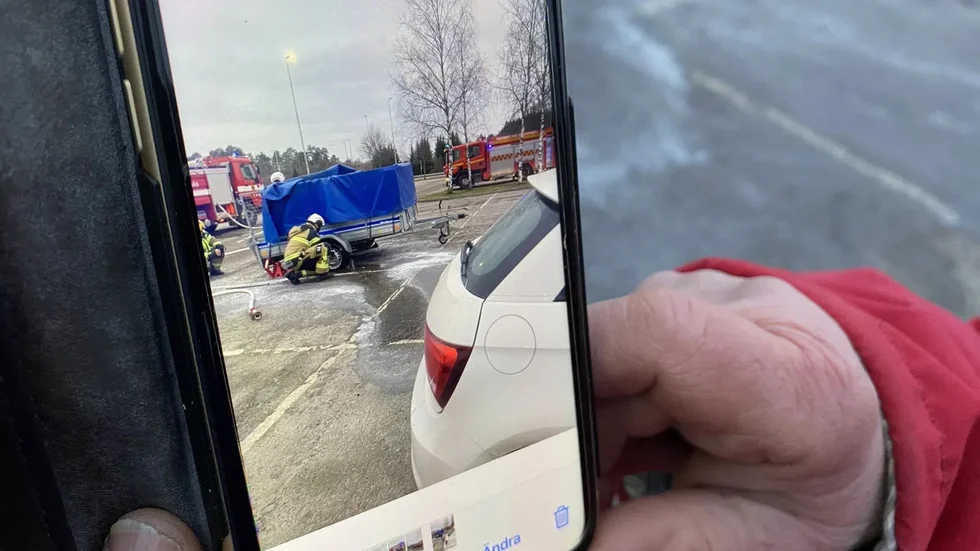 Mannen som körde släpkärran fotade när räddningstjänsten var på plats.