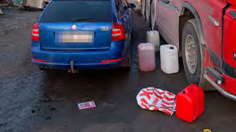 Enligt tingsrätten var det två män, 21 och 30 år gamla, som försökte att slanga diesel från en lastbil som stod parkerad vid ett företag i Linköping. (Bilden är hämtad ur förundersökningen.) 