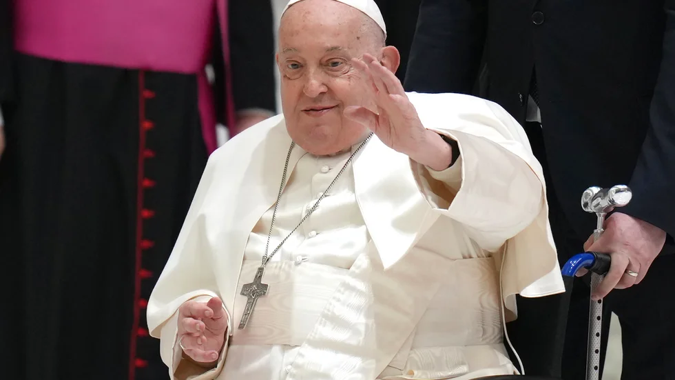 Påve Franciskus planerar framåt. Bilden är tagen under en audiens den 12 februari, två dagar före han lades in på sjukhus.