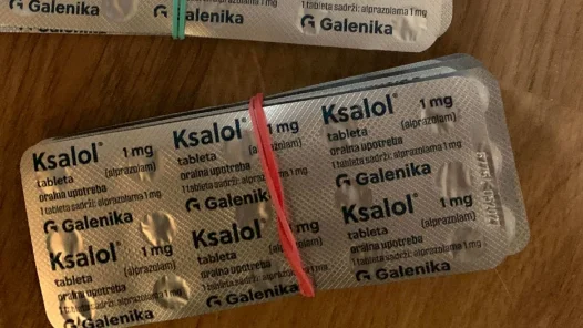 Cirka 300 narkotikaklassade tabletter låg i ett kuvert.