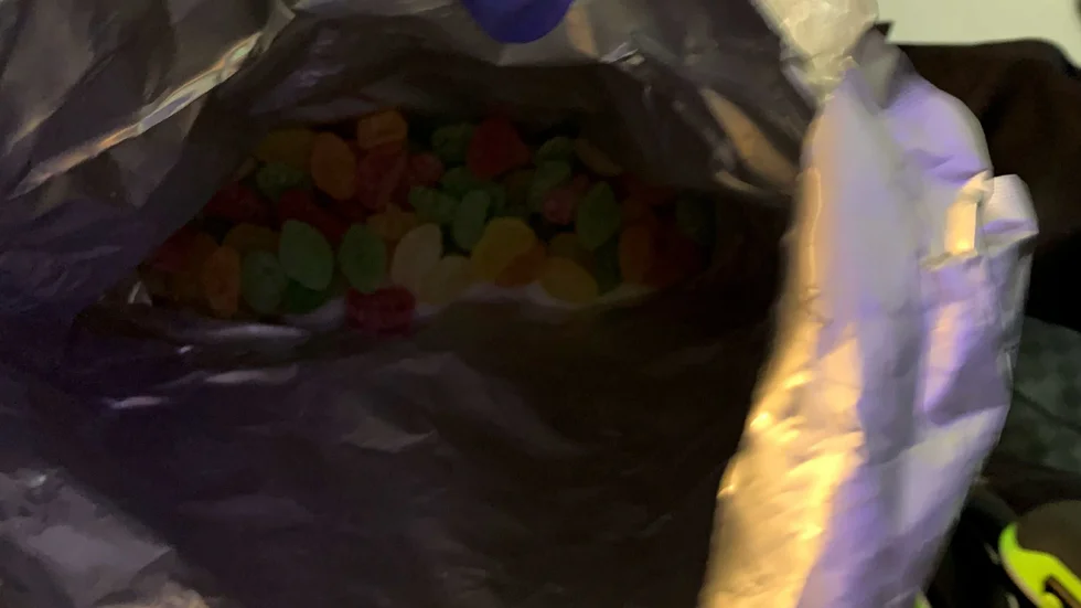 Vid en husrannsakan i en bostad i Skäggetorp hittade polisen 77 godisbitar som innehöll ett narkotikaklassat preparat. (Bilden är hämtad ur förundersökningen.) 