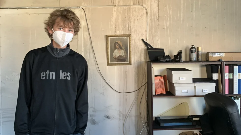 Julian och medlemmarna i bandet Kushim fick i dagarna gå in en sista gång i Ungdomens hus och hämta sina rökskadade ägodelar.