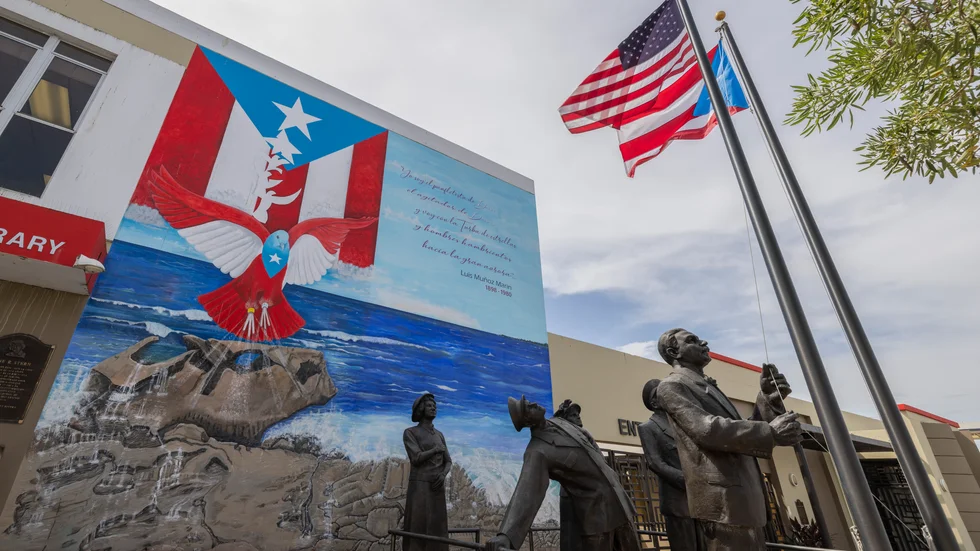 Konstitutionsmonumentet i Dorado, Puerto Rico. Den amerikanska flaggan vajar sida vid sida med den puertoricanska.