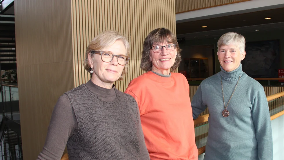 Lena Lundberg (mitten) och Malin Dacke (till höger i bild) är två av de första medlemmarna i FRG (frivilliga resursgruppen) i Knivsta. Maria Bergstrand, Knivsta kommuns säkerhetschef, är glad och stolt över den vilja som finns att hjälpa till att bygga upp beredskapen inför större kriser eller krig.