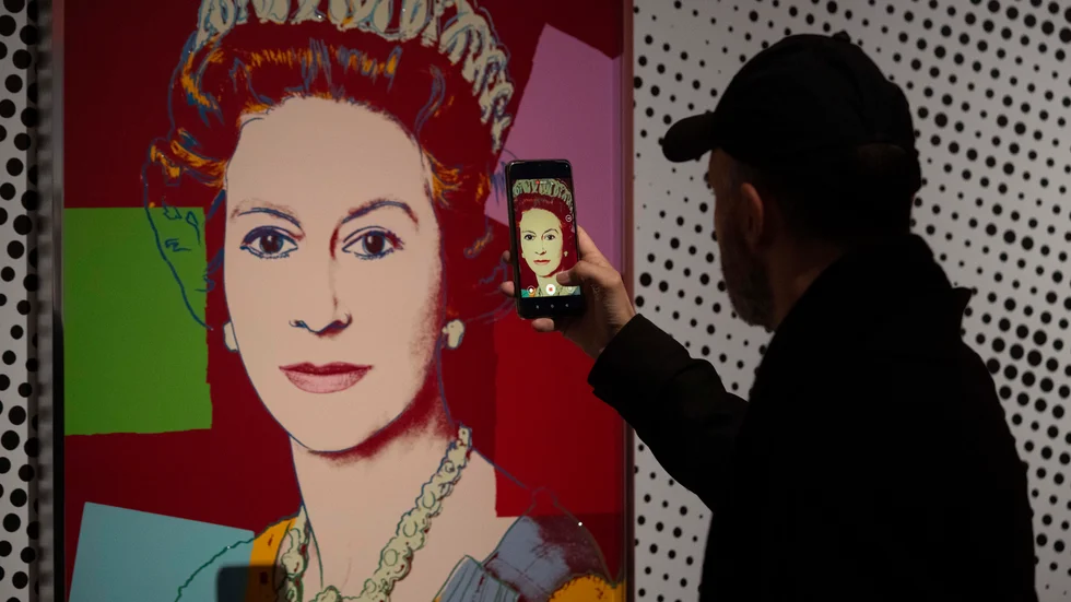 Två verk ur Andy Warhols serie "Reigning queens" stals vid en kupp i Nederländerna . På bilden syns Warhols avbildning av drottning Elizabeth II, från en utställning på museet Paleis Het Loo tidigare i år. Arkivbild.
