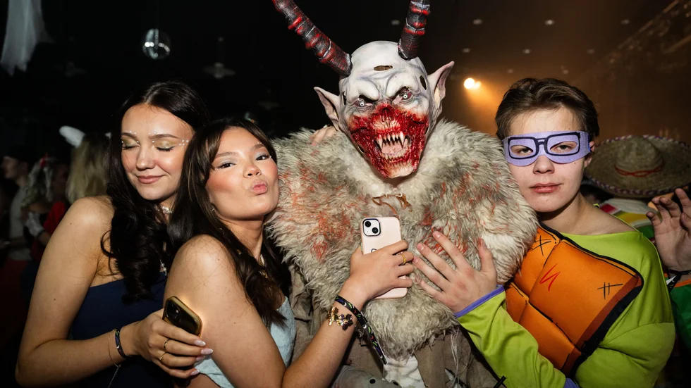 Helgens halloweenfester på Pite havsbad lockade tusentals festglada och utklädda besökare. Hampus Kaatis monsterutstyrsel väckte uppmärksamhet och många ville fotas med besten från Korpilombolo.