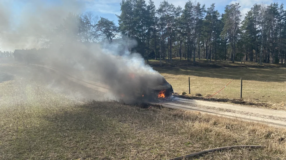 När räddningstjänsten anlände till platsen brann bilen med öppna lågor.