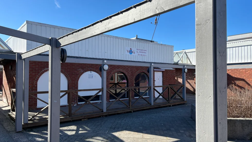 Viking restaurang och pizzeria i Skiftinge centrum har tömts på utrustning och står tom. "Det faktiska centrum har flyttat till runt Ica och Biltema", säger Mansour Amir. 