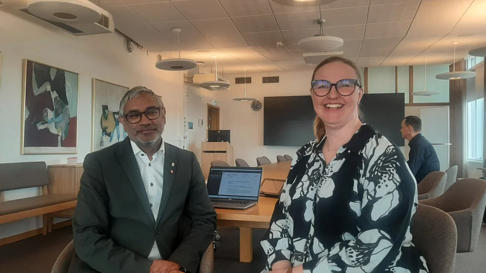 Alternativet att inte bygga några entreprenörsbostäder är värre menar Fredrik Hansson och Carina Sammeli. "Man köper upp villor, då blir det svårt för barnfamiljer att flytta hit", säger Carina Sammeli. 
