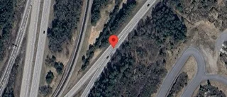 Stillastående personbil på E4 – problem i trafiken