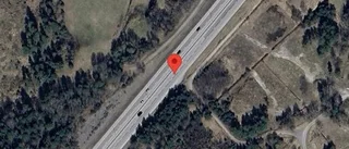 Stillastående personbil stör trafiken på E4