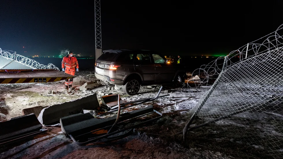 En bil körde igenom stängslet till Kastrup under natten.