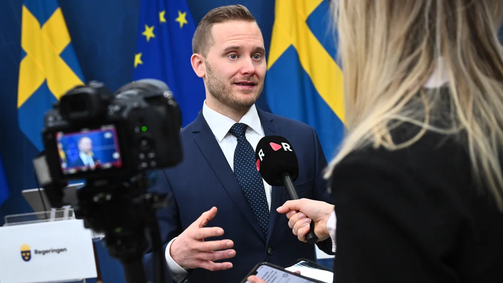 Henrik Vinge (SD, bilden), ordförande i justitieutskottet, skriver tillsammans med Adam Marttinen, ledamot i samma utskott, om nya åtgärder mot den organiserade brottsligheten. Bilden är från torsdagens pressträff.