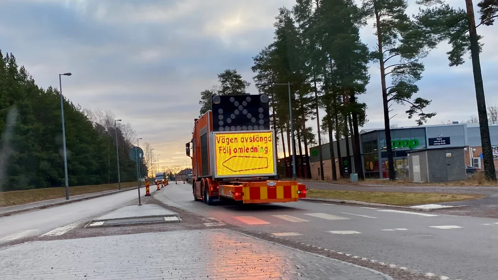 Via TMA-bilens skyltning leds trafiken på väg 52 om från Vingåkersvägen till Ljungvägen under onsdagen. 