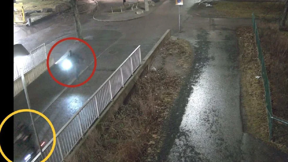 Ljusskenet kommer från polismannens elchockvapen när 20-åringen är på väg in i tunneln under Mälarvägen.