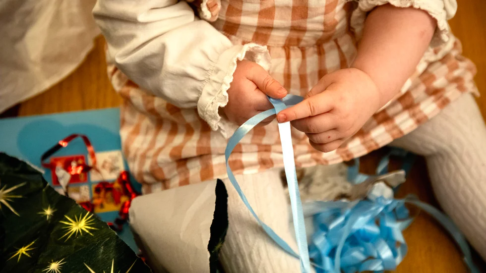 Presentsnöre slänger du bland restavfallet. Julklappspappret ska däremot återvinnas som pappersförpackning.