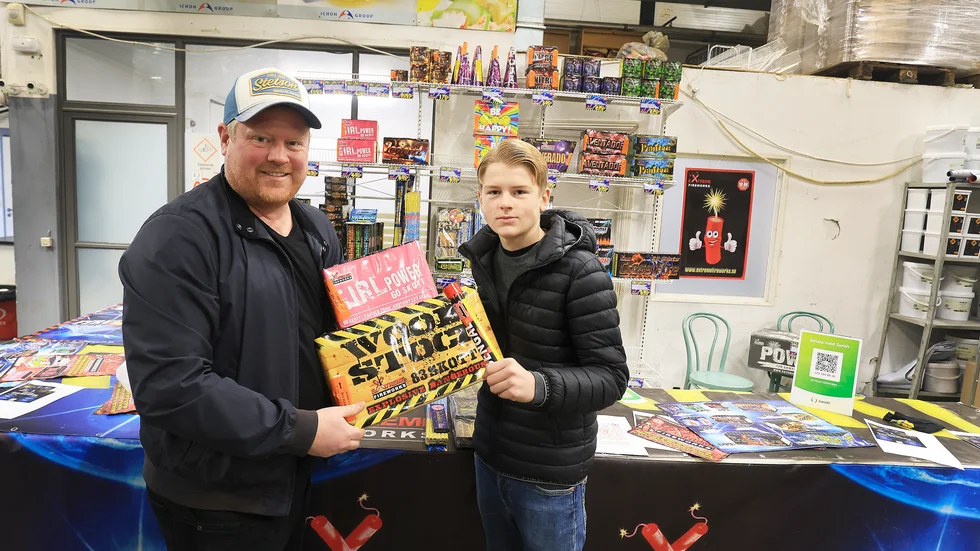 Viktor Persson och sonen Casper Persson Bierfeldt hittade färggranna smällare som passar alla i familjen.