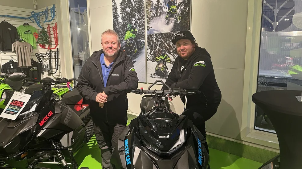 Niclas Nilsson och Johan Bergvall på Traktor City i Piteå vill inte dra några förhastade slutsatser om beslutet. 