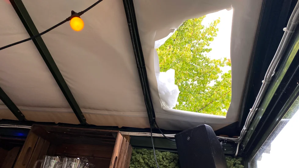 
Det var i somras som Motalabon klättrade upp på utsidan av den inglasade uteserveringen. Därefter skar han upp taket och tog sin in i lokalen. Nu döms han till en månads fängelse.