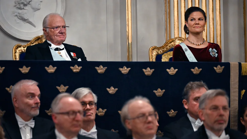 Kung Carl Gustaf och kronprinsessan Victoria under Svenska Akademiens högtidssammankomst i börshuset på fredagen.