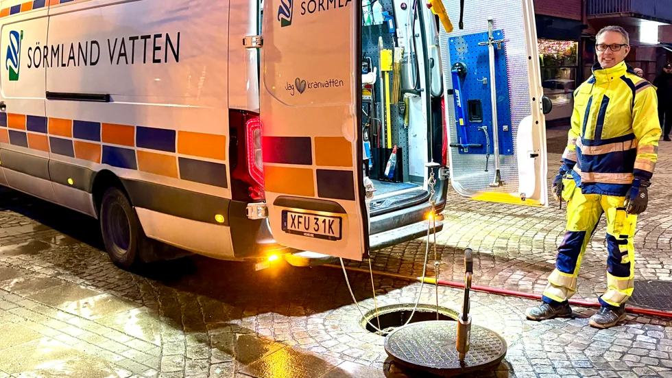 I sex år har Niklas Ziepel arbetat på Sörmland vatten med underhållsspolning. På fredagen var han och kollegan på plats i centrum för att inspektera avloppsledningarna. 