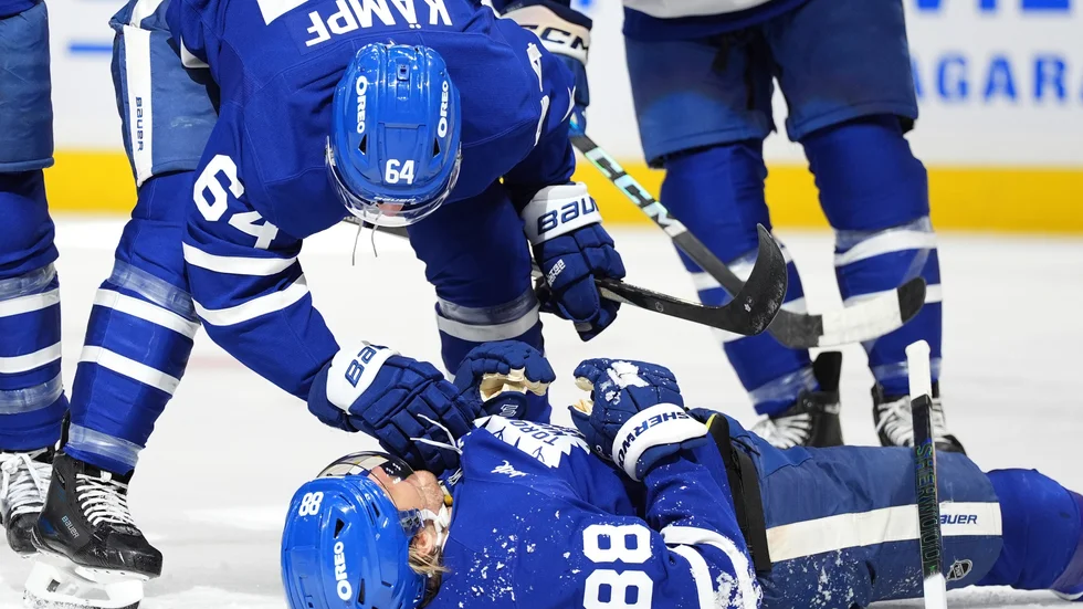 Torontos David Kampf firar en liggande William Nylander efter att den senare gjort mål i matchen mot New York Islanders.