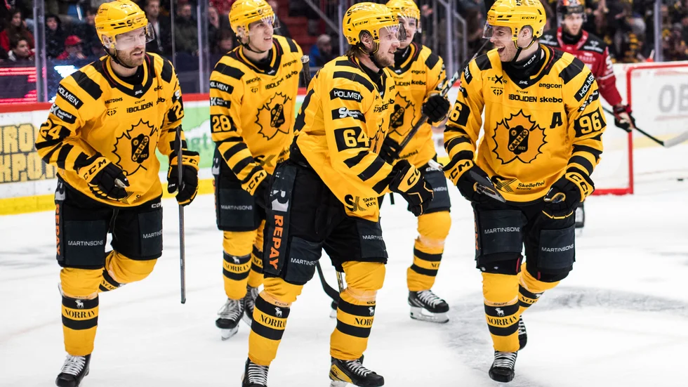 Skellefteå AIK, med Rickard Hugg i spetsen, kunde jubla fyra gånger om och säkra den fjärde raka segern i Örebro.