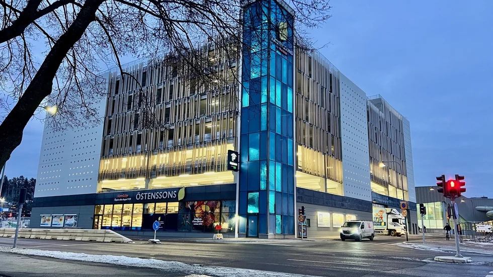 Utan en ”maxad” detaljplan blir det inte den överdimensionerade gestaltning vi nu ser i dag på nya bostadshus, kontorsbyggnader och p-hus. Så klaga inte på oss praktiserande arkitekter, menar insändarskribenten.