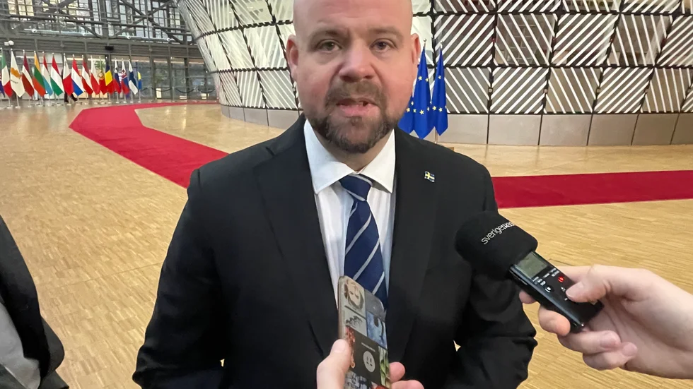 Landsbygdsminister Peter Kullgren (KD) på väg in till måndagens EU-möte i Bryssel.