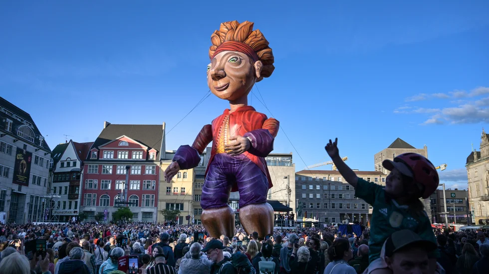 Gulliver försöker mingla med invånarna på ett torg i Halle i Tyskland i juni i år. Det gick sådär. Halle har haft Gulliverfestival i 70 år.