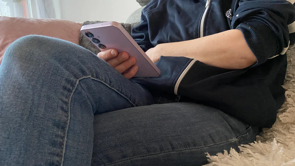 Till slut hade Maja inget annat val än att försöka få hjälp av social- och omsorgsförvaltningen. Men än har hon inte fått något ekonomiskt stöd. Nu har hyresvärden sagt upp hyresavtalet med henne. Det innebär att hon och barnen blir hemlösa sista januari.