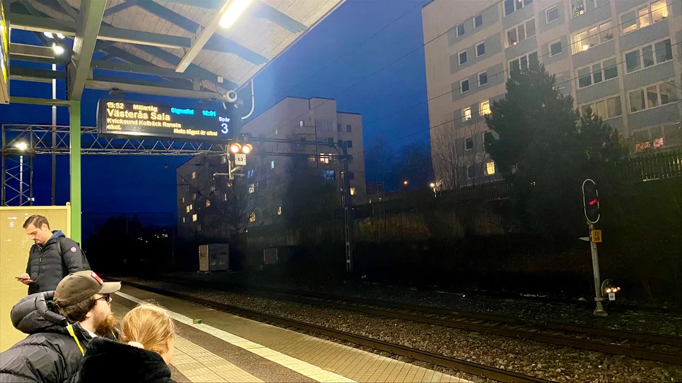 Ett signalfel gör att vissa tåg försenas under söndagskvällen.