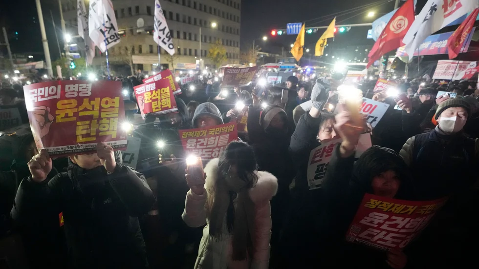 Demonstranter samlas för att kräva att Sydkoreas president Yoon Suk-Yeol avgår framför nationalförsamlingen i Seoul, Sydkorea.